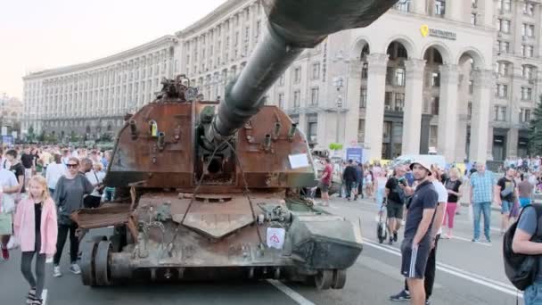 Kyiv Ukraine August 2022 People Stand Giant Captured Russian Tank — Vídeo de stock