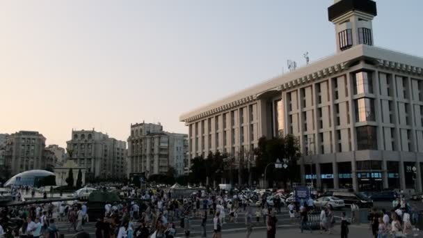 Kyiv Ukraine August 2022 People Gather Maidan Square Look Burnt — Vídeo de stock