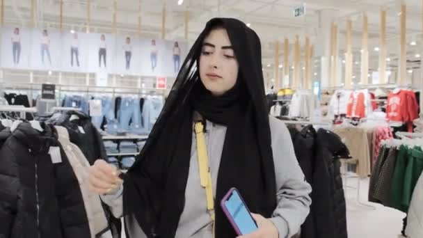 이슬람 분홍색 블라우스를 흥분하고 표정을 여자는 물건을 — 비디오