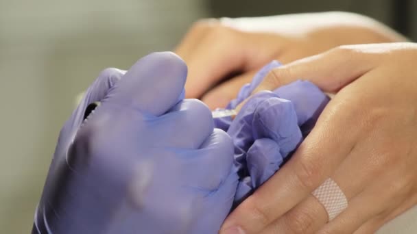 Meisterhände Tragen Schönheitssalon Farblosen Nagellack Über Die Matte Oberfläche Der — Stockvideo