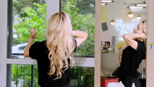 Joyful Pretty Client Checks Modern Curly Hairstyle Famous Hairdresser Beauty — Vídeo de stock