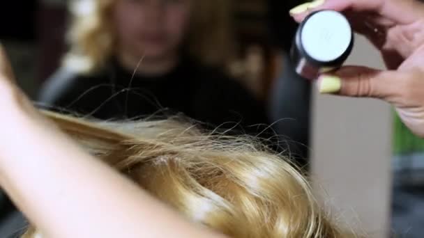 Руки Стилістського Пилового Волосся Блондинки Порошком Теплозахисту Жінка Готує Пасма — стокове відео