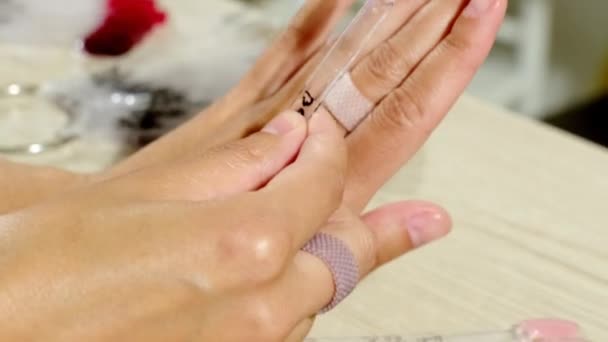 年轻女人的小手在美容室里拿着米色的指甲油样品 无名氏女士在裸露的指甲特写上塑料尖头 — 图库视频影像