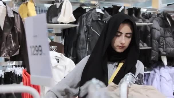 Kadın Kalın Bir Ceket Arıyor Kıyafet Reyonunu Keşfediyor Müşteri Uygun — Stok video