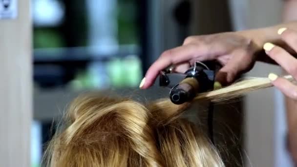 Kobiece Ręce Zrobić Nowoczesną Fryzurę Pomocą Gorącej Lokówki Salonie Piękności — Wideo stockowe
