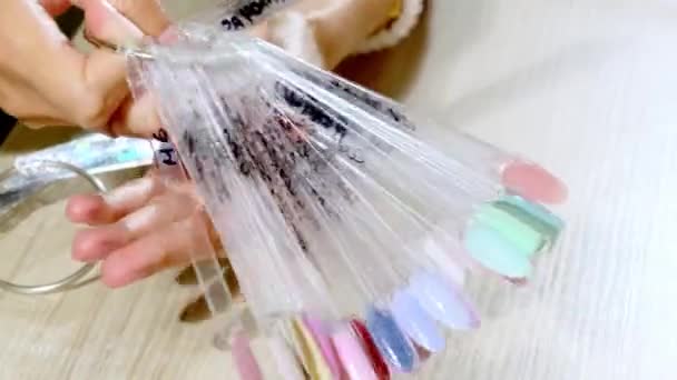 Giovane Donna Siede Preparandosi Manicure Salone Bellezza Elegante Cliente Detiene — Video Stock