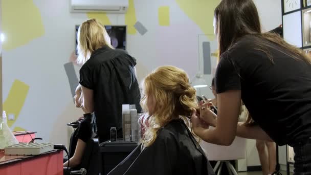 Troskliwi Styliści Pracują Stałymi Klientami Tworząc Modne Fryzury Salonie Piękności — Wideo stockowe