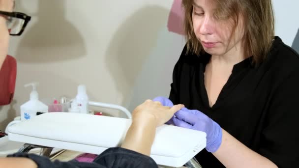 Preocupado Maestro Limpiar Las Uñas Las Mujeres Cliente Con Tela — Vídeos de Stock