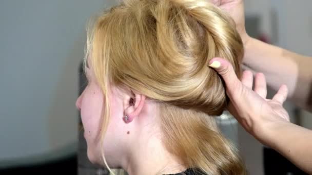 匿名的专业造型师准备客户的金发在美容院里卷曲 有经验的女性手在后视镜下分发线束 — 图库视频影像