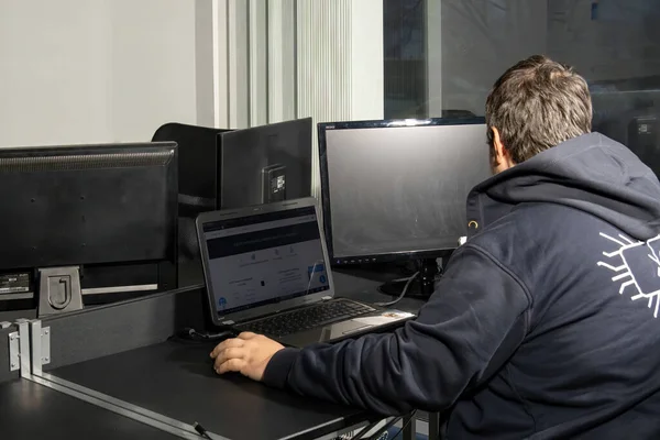 Kyiv Ukraine September 2021 Man Works Laptop Enters Information Innovations — Stock Photo, Image
