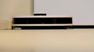 Yeni robot süpürge cihazı, dairenin mutfağını kaplatıyor. Çağdaş cihazlar ev işlerine yardımcı oluyor. Ev aygıtı yakın görünümü