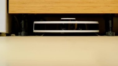 Modern robot süpürgesi evdeki kirli plastik zemini temizliyor. Fütüristik cihaz ev halkına yardımcı oluyor. Yerli aygıt yakın görünüm