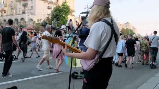 Kyiv Ukraine August 2022 Street Female Musician Performs Crowded Khreshchatyk — Stock Video