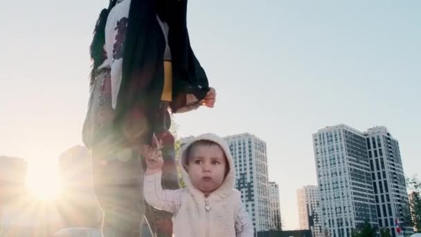 Ibu Muslim Memegang Tangan Gembira Anak Tempat Parkir Belakang Matahari — Stok Video