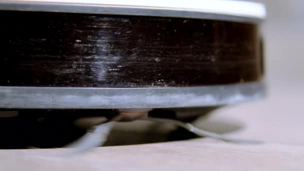 Робот Пилосос Виконує Прибирання Ламінатній Підлозі Сучасний Пристрій Очищає Пил — стокове відео