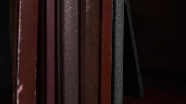 公共图书馆的书架上挂着厚厚的红色书架 关于黑色背景特写的古典文学的丰富性 — 图库视频影像