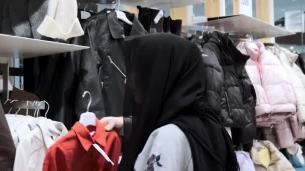 Kobieta Szuka Idealnej Bluzki Ogromnym Dziale Ubrań Klient Hijab Starannie — Wideo stockowe