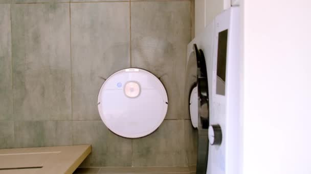 Robot Vysavač Odstraňuje Nečistoty Laminátové Dřevěné Podlaze Kuchyni Domácí Spotřebič — Stock video