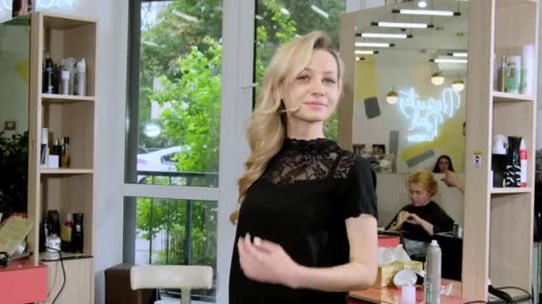 Kyiv Ukraine Wrzesień 2021 Śliczna Uśmiechnięta Dama Stoi Obok Lustra — Wideo stockowe