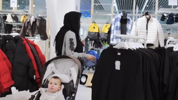 Muzułmańska Matka Maluchem Powozie Bada Dział Odzieży Klient Podekscytowaną Ekspresją — Wideo stockowe