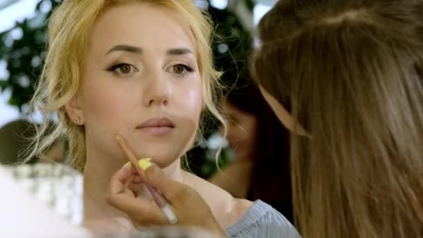 Processen Med Gøre Naturlig Make Unge Blonde Klient Skønhedsstudiet Professionel – Stock-video