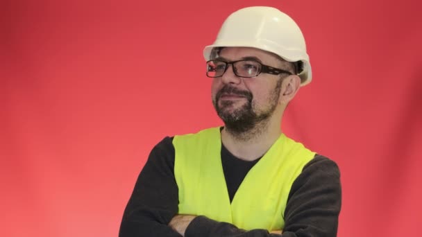 Zkušený Inženýr Brýlích Ochrannými Úsměvy Tváři Vousatý Muž Stojí Zkříženýma — Stock video