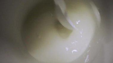 Kişi bağışıklığı güçlendirmek için barutla suyu karıştırıyor. Plastik kaşıkla tedavinin hazırlanması