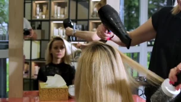Kyiv Ukraine Wrzesień 2021 Doświadczony Fryzjer Robi Fryzurę Młodej Blondynce — Wideo stockowe