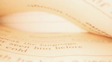 İngilizce dilbilgisi kitabının sarı sayfaları ve öğrenciler için alıştırmalar arasında boşluk var. Yabancı dil hakkında eğitici ders kitabı çok yakın plan