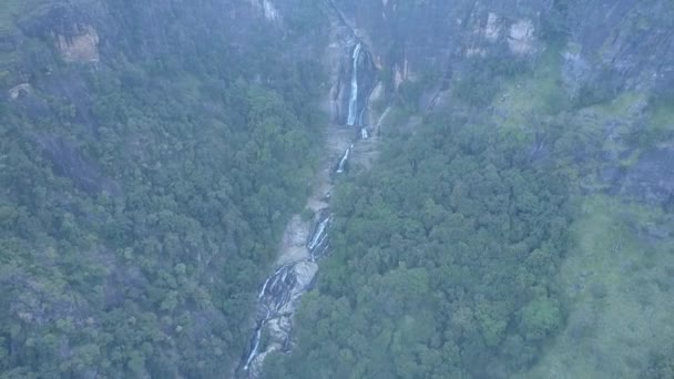 Die Ravana Falls Fließen Riesige Waldberge Sri Lankas Wasserfall Stürzt — Stockvideo