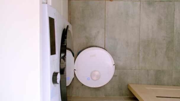 Robotický Vysavač Provádí Automatické Čištění Laminátové Podlaze Kuchyni Speciální Domácí — Stock video