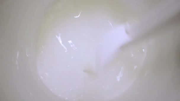 Cucchiaio Plastica Utilizzato Miscelare Polvere Acqua Tazza Bianca Processo Antidolorifico — Video Stock
