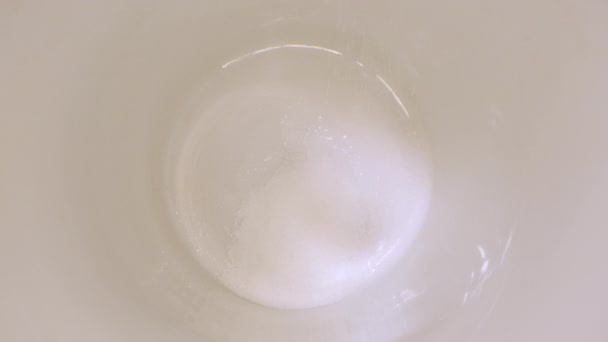 Schmerzmittel Pulver Weiße Schüssel Gegossen Und Mit Wasser Vermischt Prozess — Stockvideo