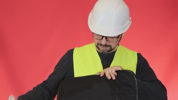 Construtor Barbudo Capacete Branco Coloca Papéis Projeto Mala Trabalho Homem — Vídeo de Stock