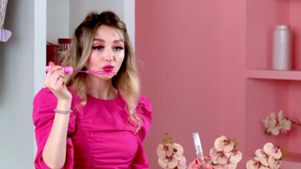 Jolie Dame Avec Maquillage Soigné Coiffure Gonfle Les Bulles Savon — Video