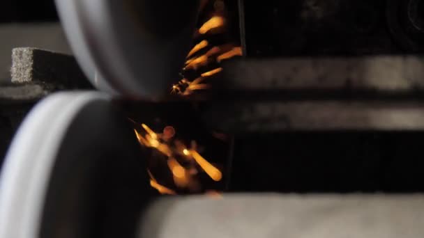 Специальные Круги Вращаются Затачивая Металлическое Лезвие Оранжевыми Искрами Промышленном Верстаке — стоковое видео
