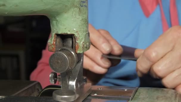 Старі Кравці Обертають Металеві Інструменти Швейній Машині Готуючись Виготовлення Аксесуарів — стокове відео