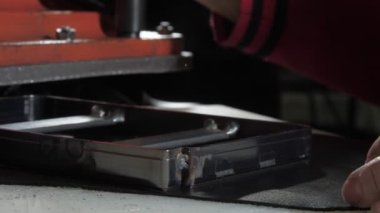 Dikkatli terzi siyah deri kumaşı tamir eder ve aksesuarları kapatmadan önce kaliteyi kontrol eder