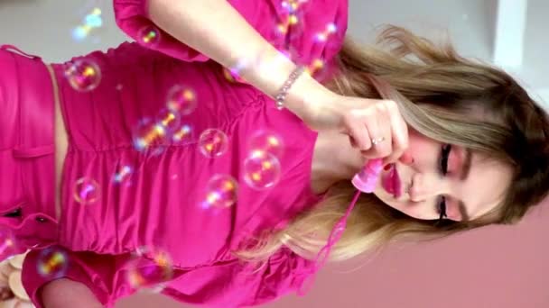 Sarışın Makyajlı Çekici Genç Bir Kadın Sabun Solüsyonlu Şişeye Yapışmış — Stok video