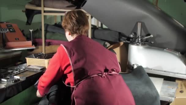 Lady Rood Schort Verzamelt Grote Lederen Stof Rollen Staande Tussen — Stockvideo