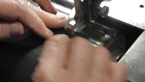 Starzejące Się Dłonie Krawieckie Obracają Metalowe Narzędzia Maszynie Szycia Przygotowując — Wideo stockowe