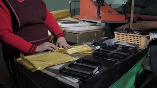 Artesana Reúne Nueva Caja Tarjeta Crédito Metal Amarillo Que Protege — Vídeos de Stock