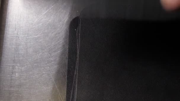 Krawiec Sprawdza Jakość Czarnego Skórzanego Portfela Przesuwa Się Przez Szerokość — Wideo stockowe