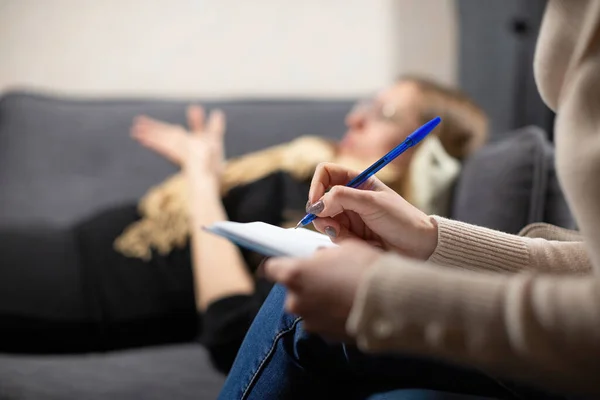 Female Cient Lying Couch Shares Childhood Traumas Psychologist Expert Simultaneously — Stock Photo, Image