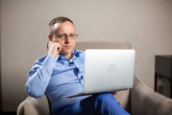 Psychologist Pursed Cheek Hand Looks Laptop Screen Man Glasses Offers — Stock Photo, Image