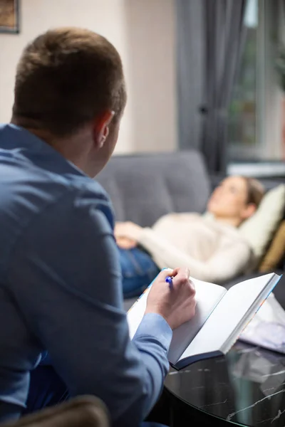 Destekleyici Erkek Psikolog Notlar Alan Depresyondaki Kadını Dinliyor Kadın Hasta — Stok fotoğraf