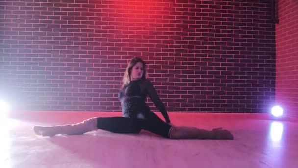 Доросла Дама Демонструє Сексуальний Танець Високих Підборах Чоботи Нічній Сцені — стокове відео