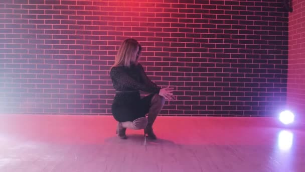 Genadige Blonde Vrouw Sexy Pak Voeren Sensuele Dans Nachtclub Podium — Stockvideo
