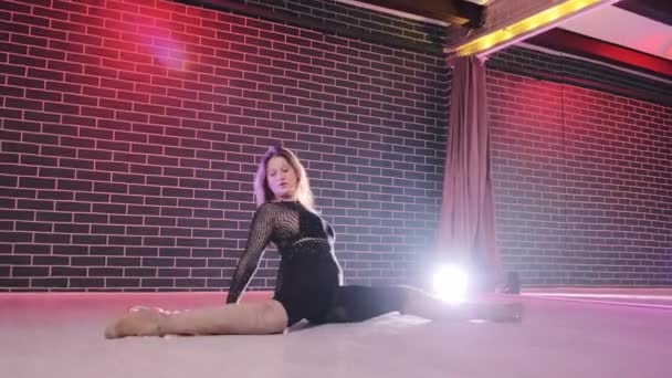 Senhora Loira Realizando Atrai Visitantes Com Emoções Sedutoras Dança Erótica — Vídeo de Stock