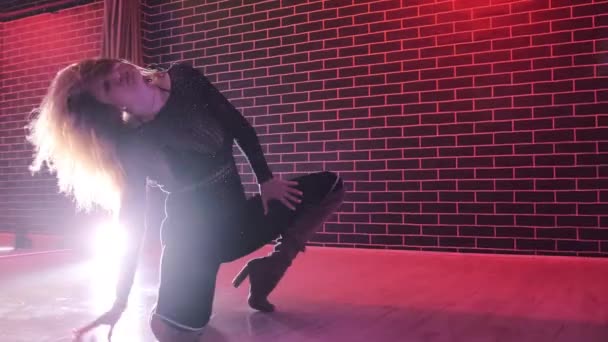 Çekici Kadın Edebiyat Kulübünde Baştan Çıkarıcı Solo Dans Gösterisi Yapıyor — Stok video